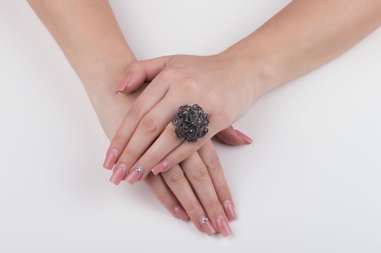 3 Ways to Choose the Right Jewelry for Your Skin Tone and Face Shape How to Choose the Right Jewelry for Your Face Shape